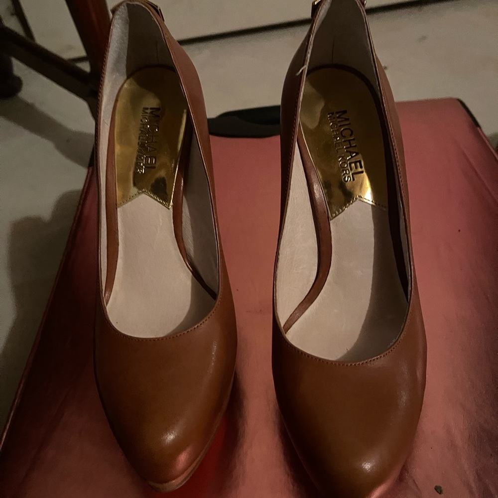 Michael Kors Hamilton Pumps, colorway: luggage
almond toe, 6.5, Brand new